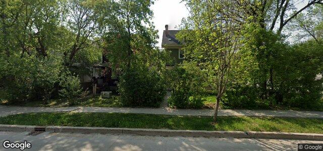 Larawan ng 1028 Grosvenor Avenue sa Winnipeg, Manitoba
