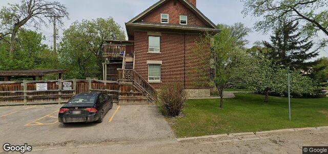 Larawan ng 877 Grosvenor Avenue sa Winnipeg, Manitoba