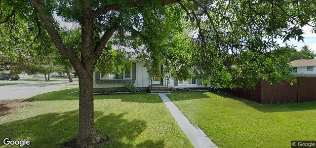 Larawan ng 52 Hollingsworth Avenue sa Winnipeg, Manitoba