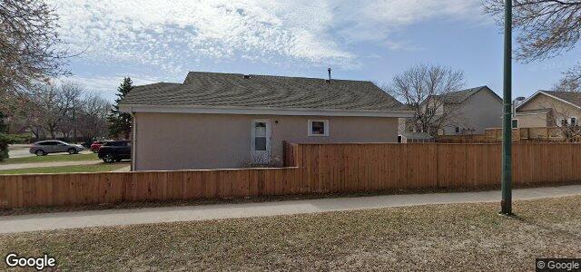 Larawan ng 2 Simon Drive sa Winnipeg, Manitoba