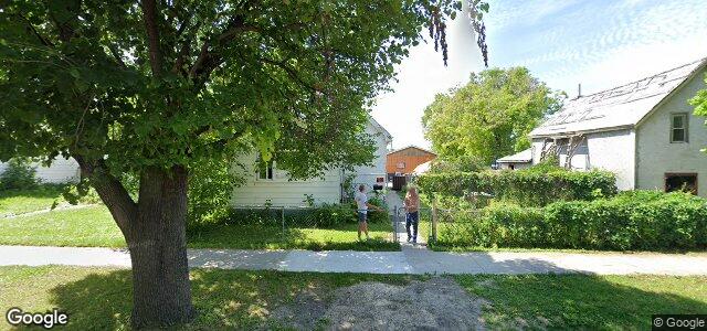 Larawan ng 704 Stella Avenue sa Winnipeg, Manitoba