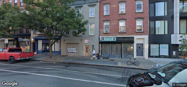 Larawan ng 1002 Manhattan Avenue sa Winnipeg, Manitoba