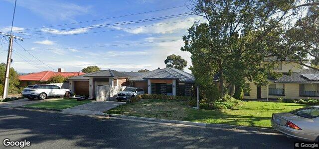 Larawan ng 10 Leeds Avenue sa Winnipeg, Manitoba