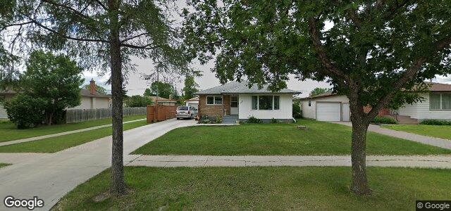 Larawan ng 32 Macklin Avenue sa Winnipeg, Manitoba