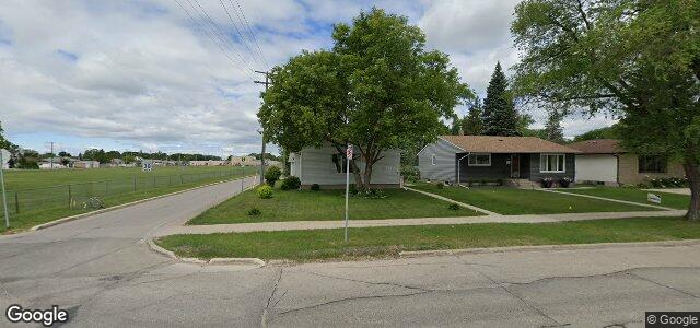 Larawan ng 702 Airlies Street sa Winnipeg, Manitoba