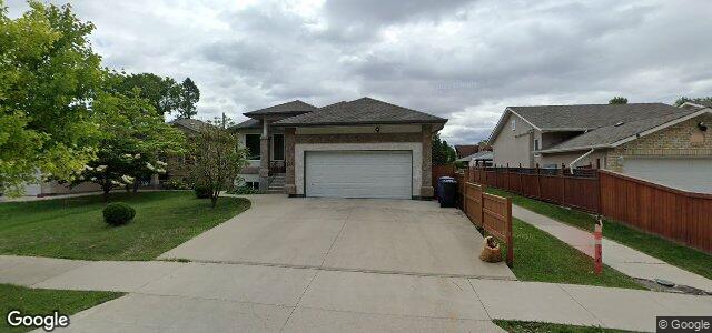 Larawan ng 711 Airlies Street sa Winnipeg, Manitoba