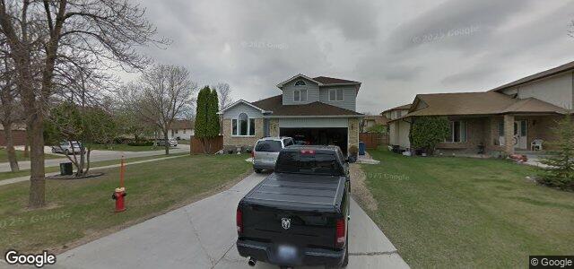 Larawan ng 2 Oakhurst Crescent sa Winnipeg, Manitoba