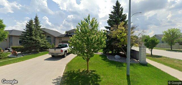 Larawan ng 2 Castle Ridge Drive sa Winnipeg, Manitoba