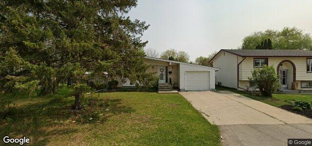 Larawan ng 10 Blue Spruce Crescent sa Winnipeg, Manitoba