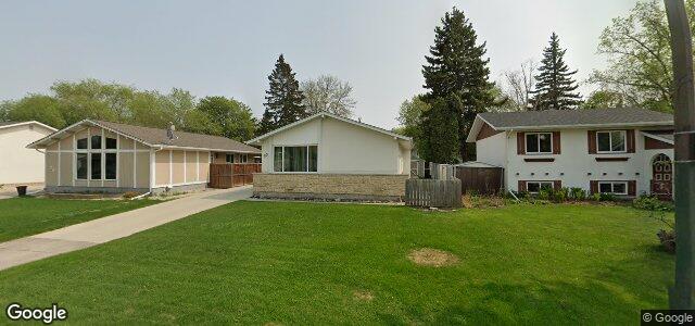 Larawan ng 30 Blue Spruce Crescent sa Winnipeg, Manitoba