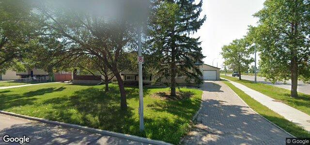 Larawan ng 2 Hatcher Road sa Winnipeg, Manitoba