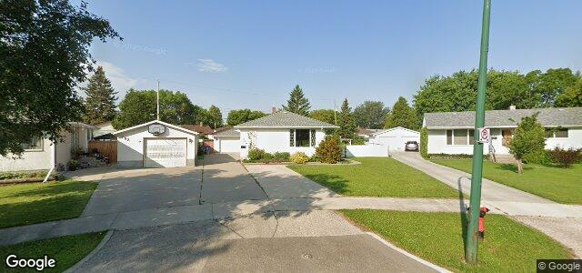 Larawan ng 704 Robin Hood Crescent sa Winnipeg, Manitoba