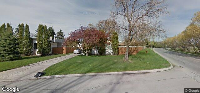 Larawan ng 2 Pine Bluff Road sa Winnipeg, Manitoba