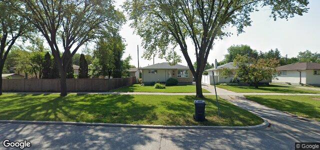 Photo of 708 Kildare Avenue W in Winnipeg, Manitoba