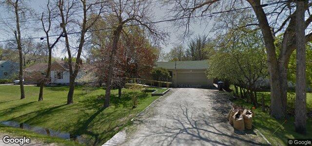 Photo of 221 Robindale Road in Winnipeg, Manitoba