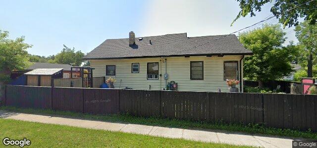 Larawan ng 300 Roberta Avenue sa Winnipeg, Manitoba