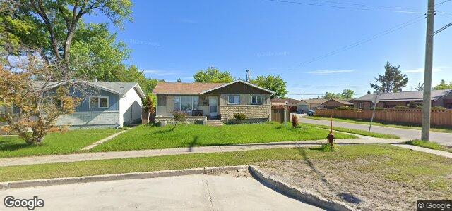 Larawan ng 2017 Selkirk Avenue sa Winnipeg, Manitoba