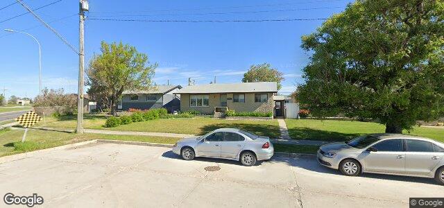 Larawan ng 2045 Selkirk Avenue sa Winnipeg, Manitoba