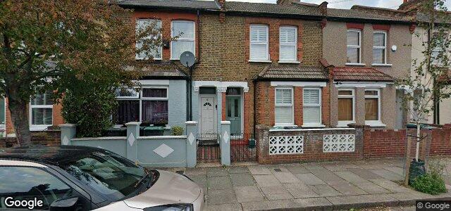 Larawan ng 15 Thackeray Avenue sa Winnipeg, Manitoba