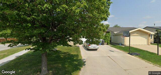 Photo of 2 Saxon Bay in Winnipeg, Manitoba